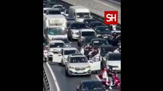 E5 Karayolunu Kapatıp Halay Çektiler