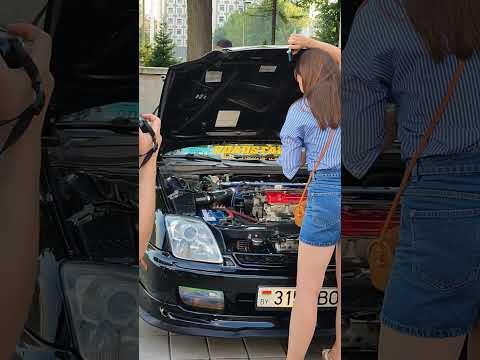Голая девушка чинит машину Голая девушка чинит машину