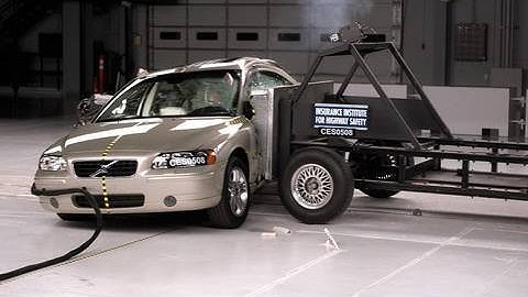 2005 Volvo S60 side IIHS crash test