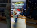 Er verkauft sein Telefon für die Behandlung seiner Oma 😞