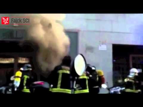 Backdraft durante intervencion de bomberos