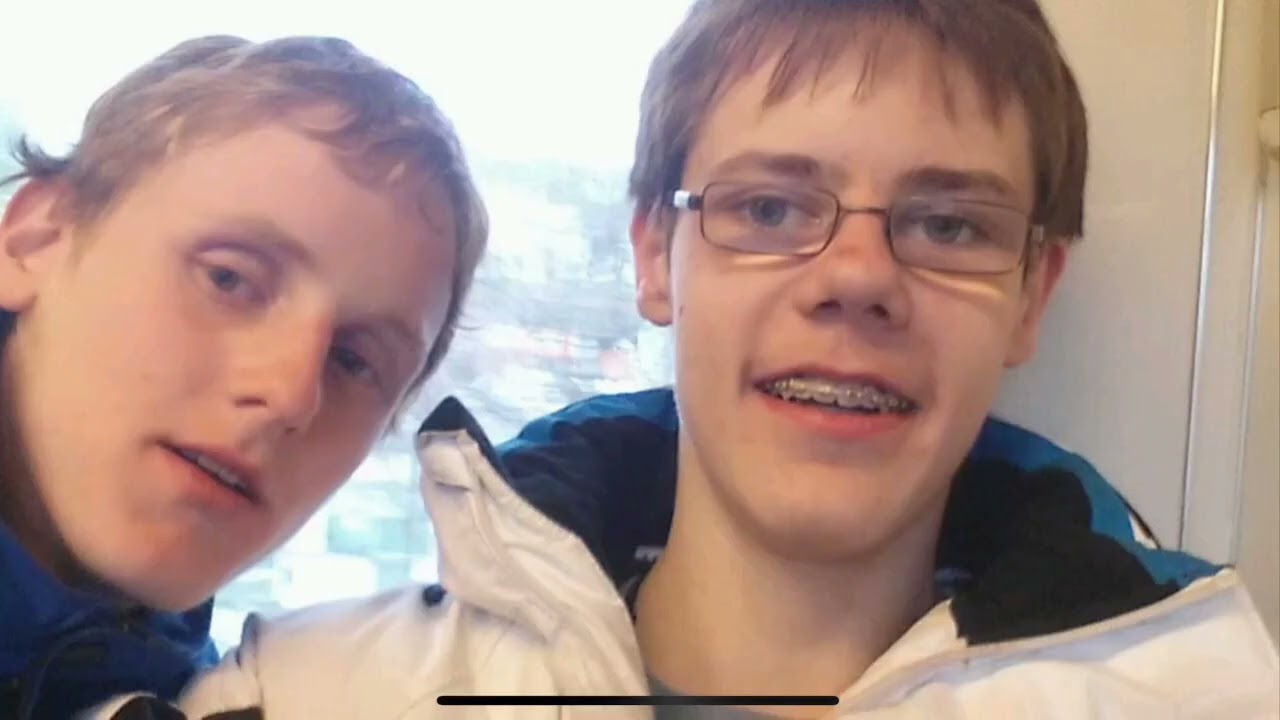 Zugautist Sven feiert autistisches Sommerfest und schaut alte Bilder an