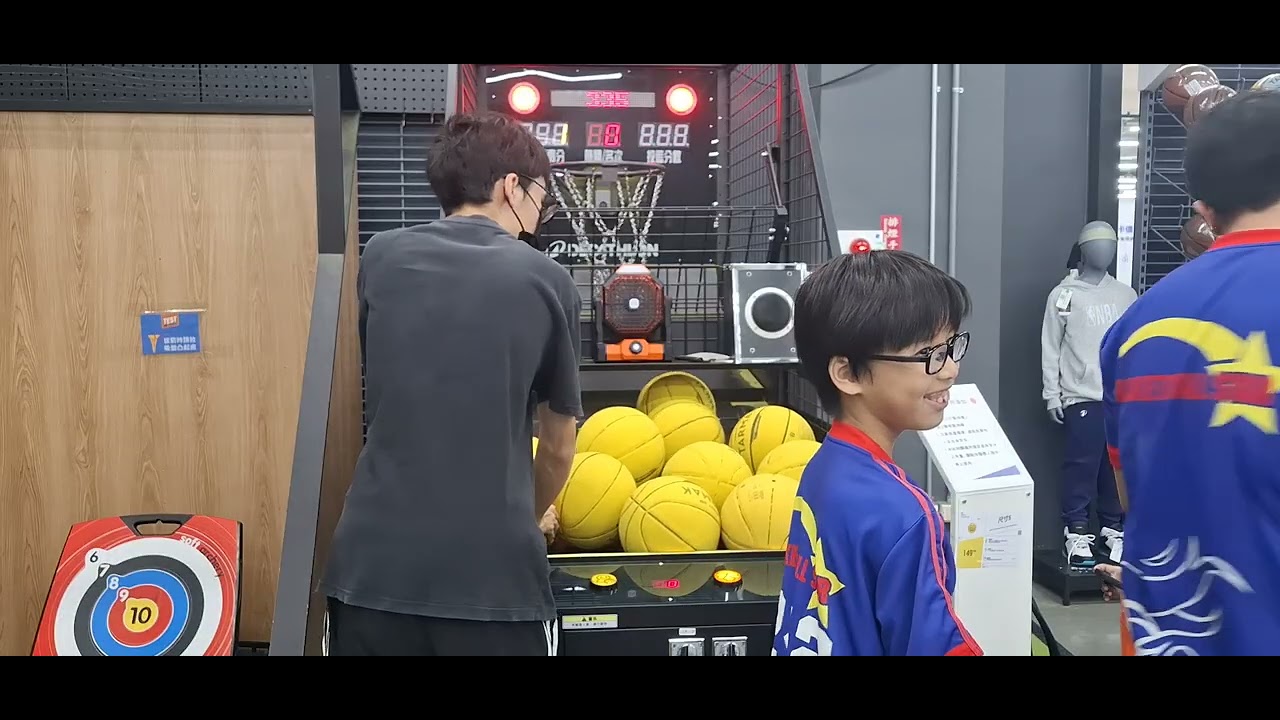 第一次與400家族的No.242雙打這台黑色搖滾投籃機 150秒 能破840嗎