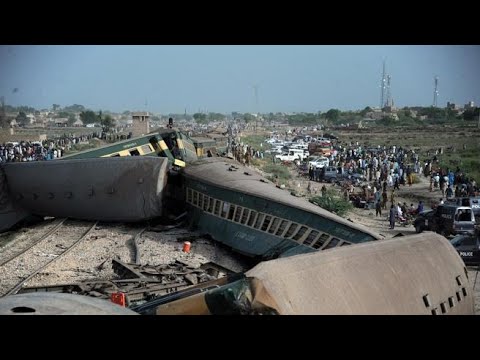 Almeno 30 persone sono morte e più di cento sono rimaste ferite nel deragliamento di un treno in...