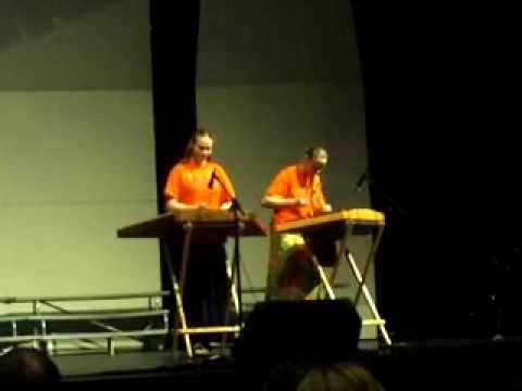 Dulcimer Twins Bring the Noise