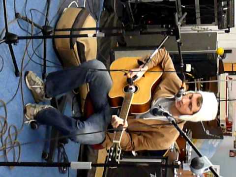 Sam Amidon plays Saro