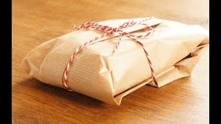 Gói đồ bí ẩn rơi từ trần xuống đất, mở ra xem, chủ nhà ngỡ ngàng khi thấy thứ ở bên trong!