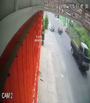 Kecelakaan Motor Adu Kambing Terekam CCtV