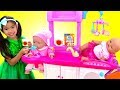 Emma cuida su muñeca bebé con Nursery Playset Juguetes para niñas