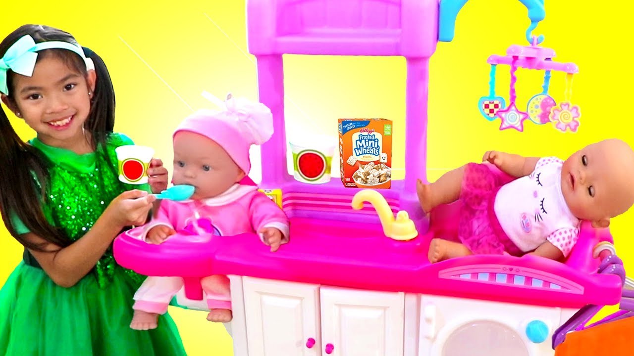 Emma cuida su muñeca bebé con Nursery Playset Juguetes para niñas 