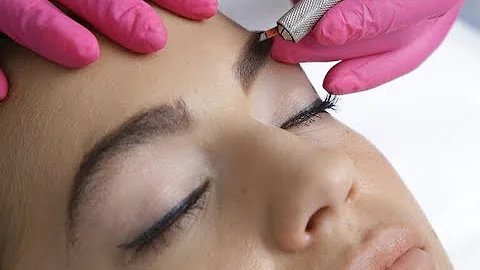 Was ist besser Augenbrauen tätowieren oder Microblading?