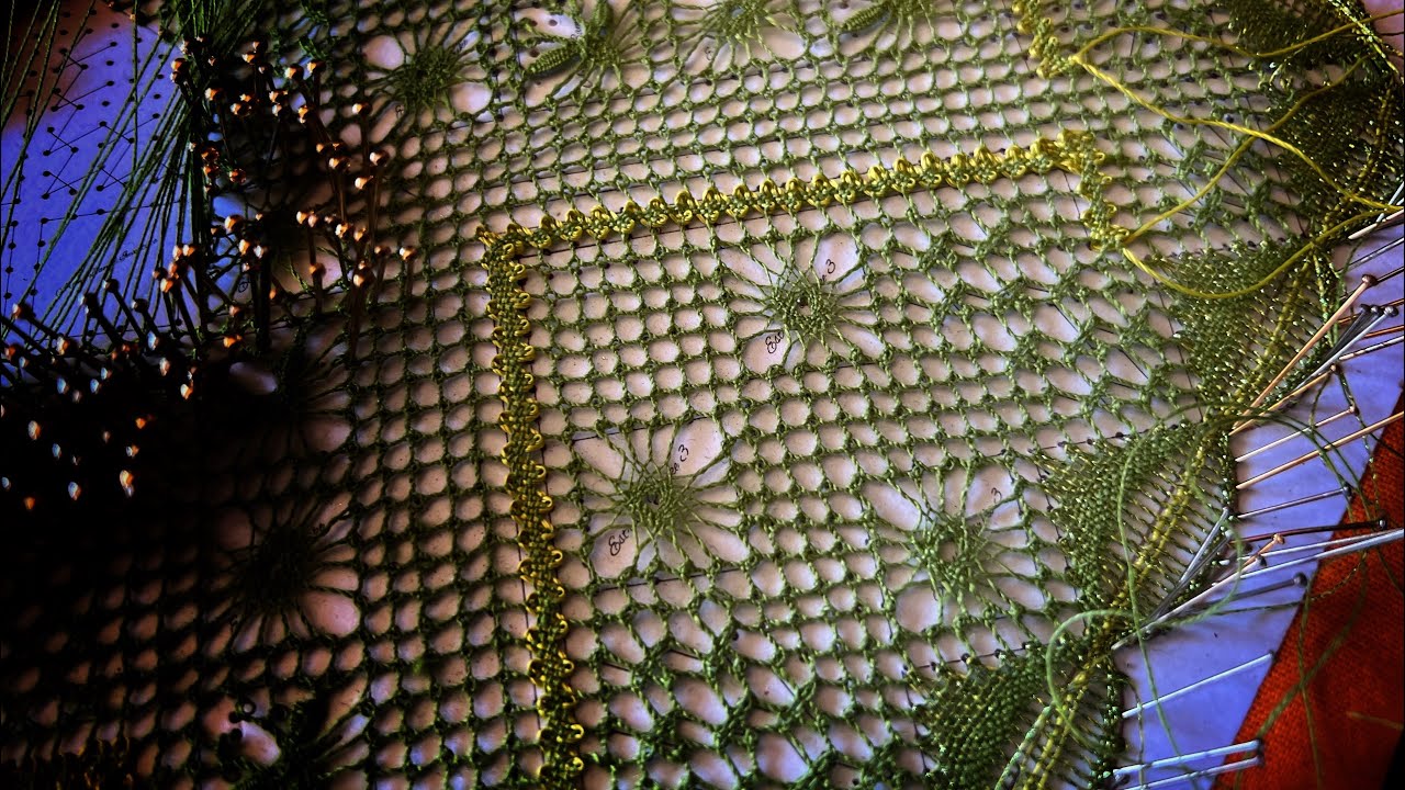 Babero 06 - Araña Estrella de Ulrike de 4 patas - encaje de bolillos - Raquel M Adsuar Bolillotuber