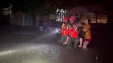 Rescuers evacuate residents trapped by floods in central China