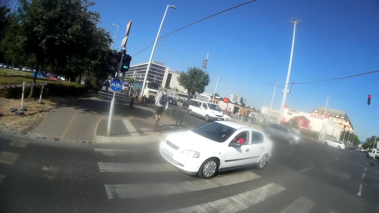 IYN-606 Nem néz se jobbra se balra - Doesn't look left or right