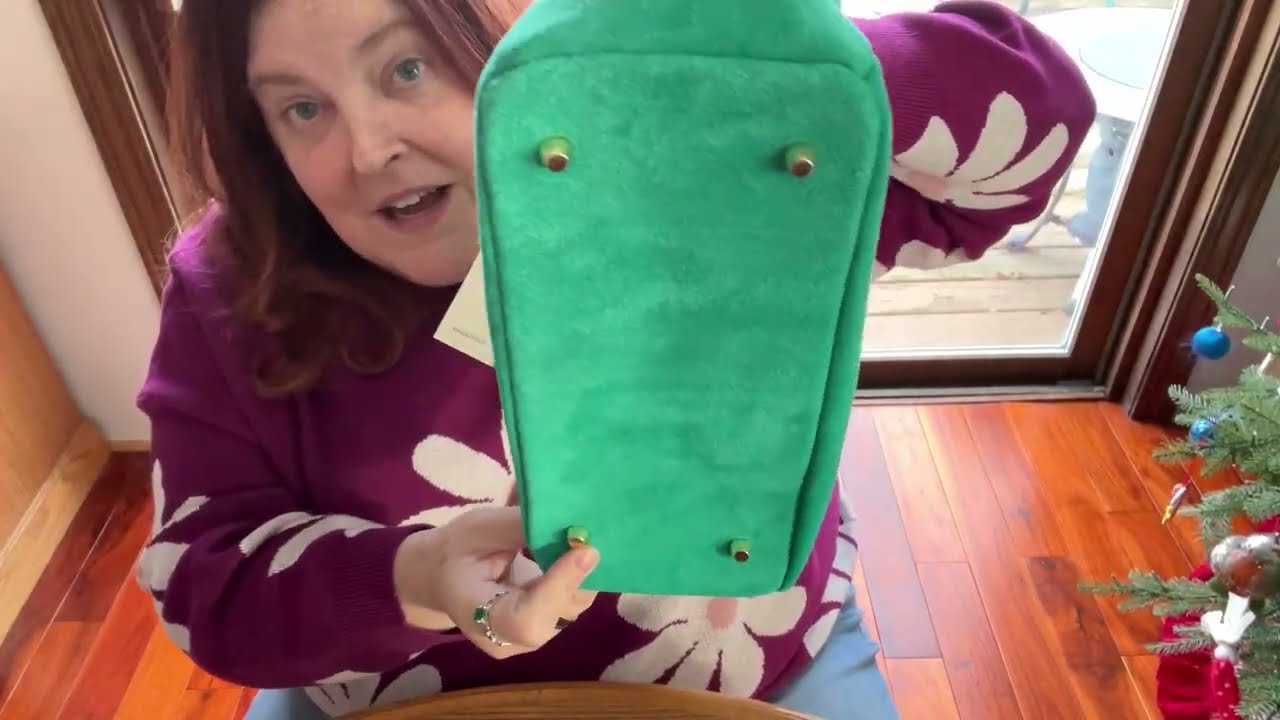 Меняю одну замшевую сумочку на другую бирюзовую, а также аксессуары из коллекций LV и Tiffany.