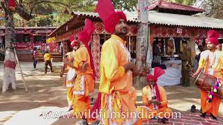 Snake charmers play the been instrument and drums, en masse, at Surajkund mela in India screenshot 5