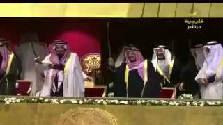 ‏فرقة العرضة الكويتية تستقبل الملك “سلمان يا صقر الجزيرة 