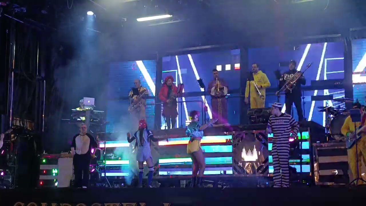 Fiesta en Xinzo de Limia 2026 final de carnabal con la orquesta Compostela 