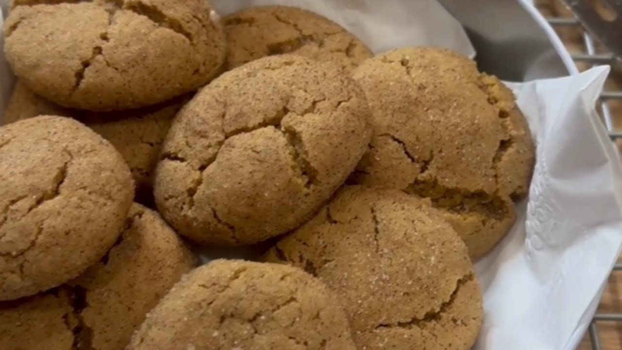 GINGERDOODLES COOKIES!!!A CROSS BETWEEN A SNICKERDOODLE & GINGERBREAD
