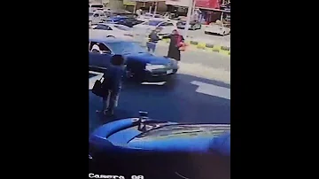 هذا ما حدث بين رقيب سير وأم سلطية في إحدى شوارع السلط 
