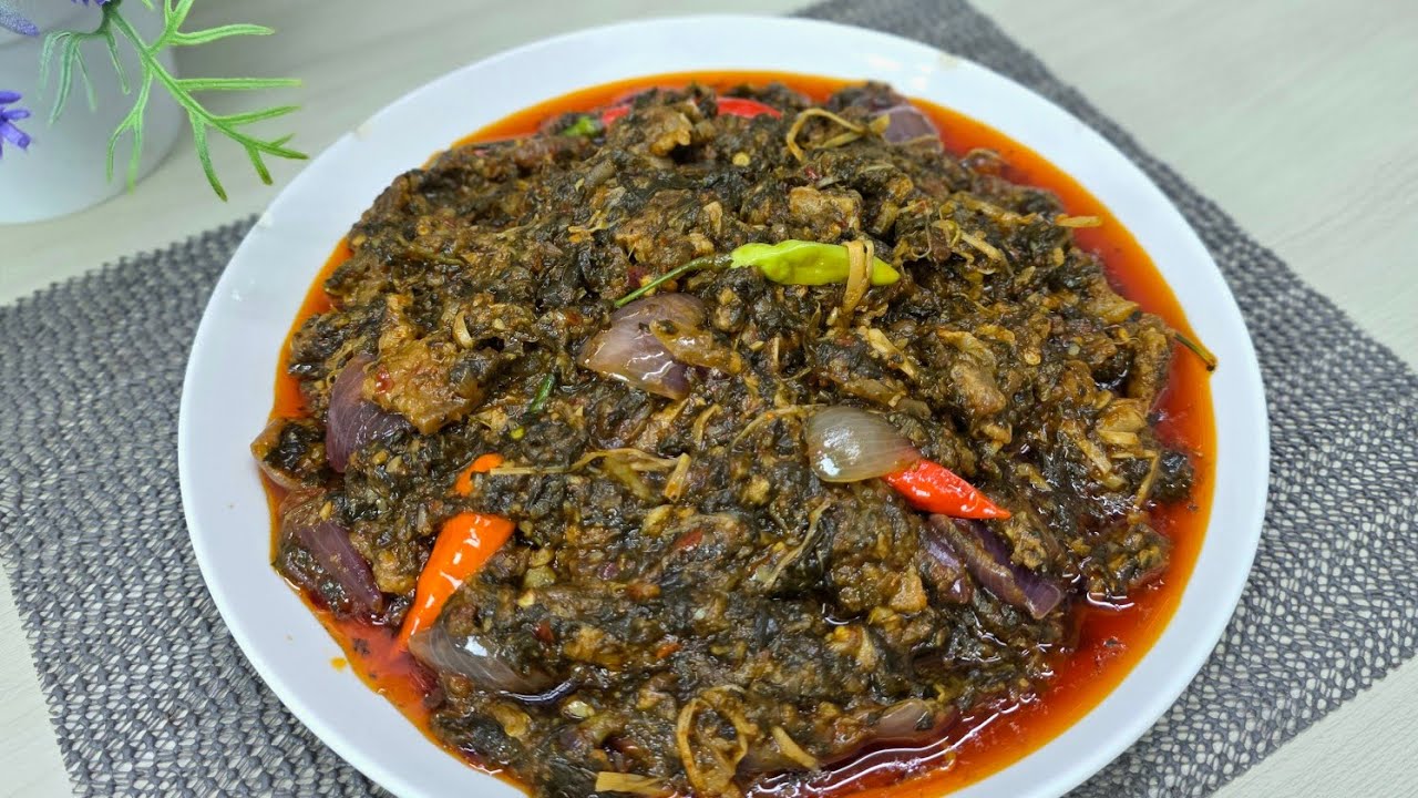 Как быстро и легко приготовить жареную свиную грудинку, популярное блюдо 🍚🥘