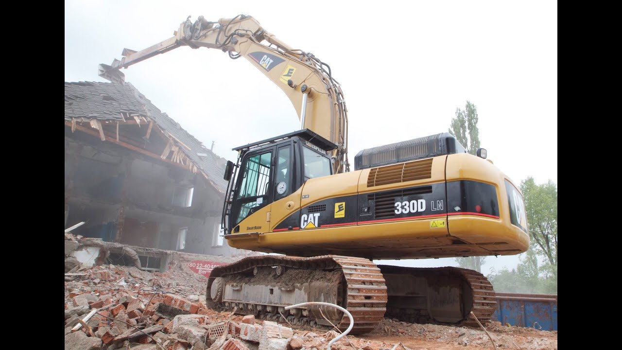 Caterpillar 330 D mit Oil-Quick und Abbruchstiel reißt Dachstuhl ein (HD)