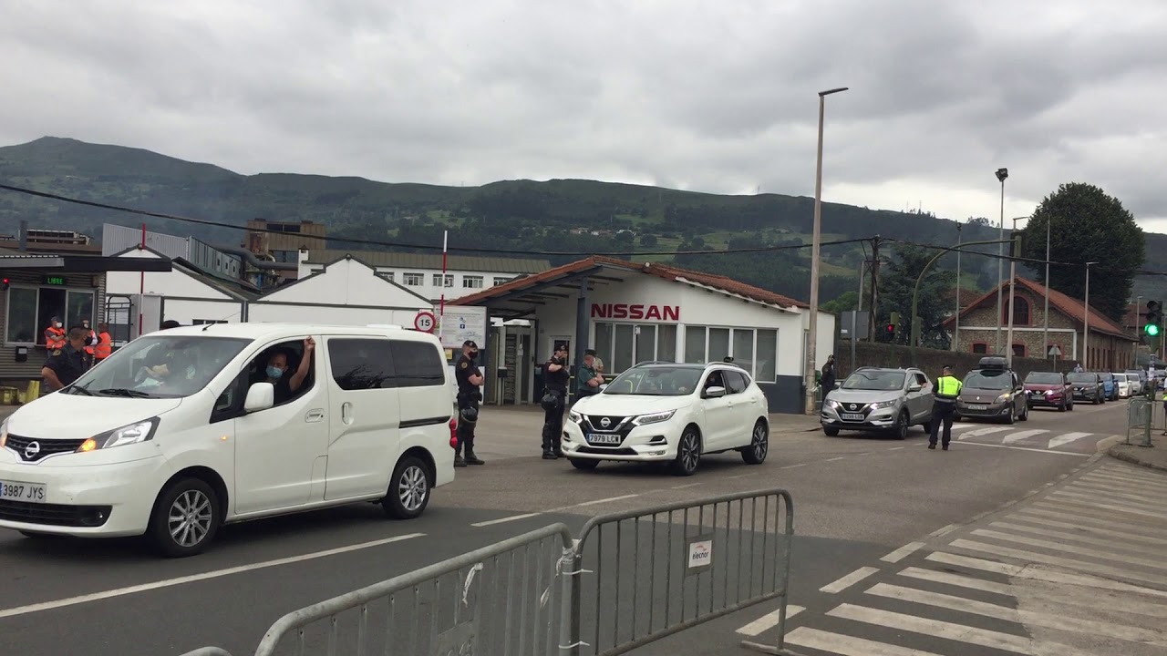 Trabajadores de Nissan Barcelona en la fábrica de los Corrales de Buelna