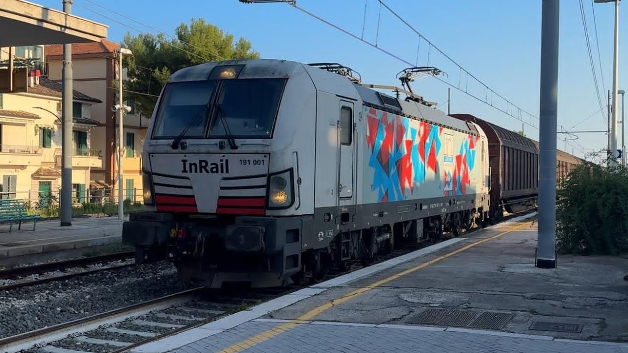 Treni d'inizio Novembre alla stazione di Roseto Degli Abruzzi 