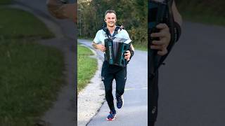 Anže Zavrl Je Guinnessov Rekorder, Prvi Na Svetu Je Pretekel 42 Km S Harmoniko