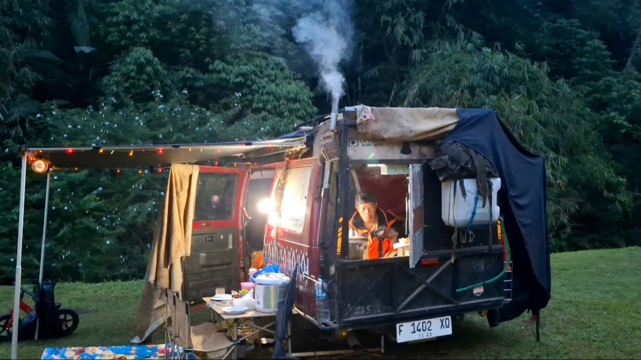 Отдыхаем с семьей в палатках под дождем, но недолго.
