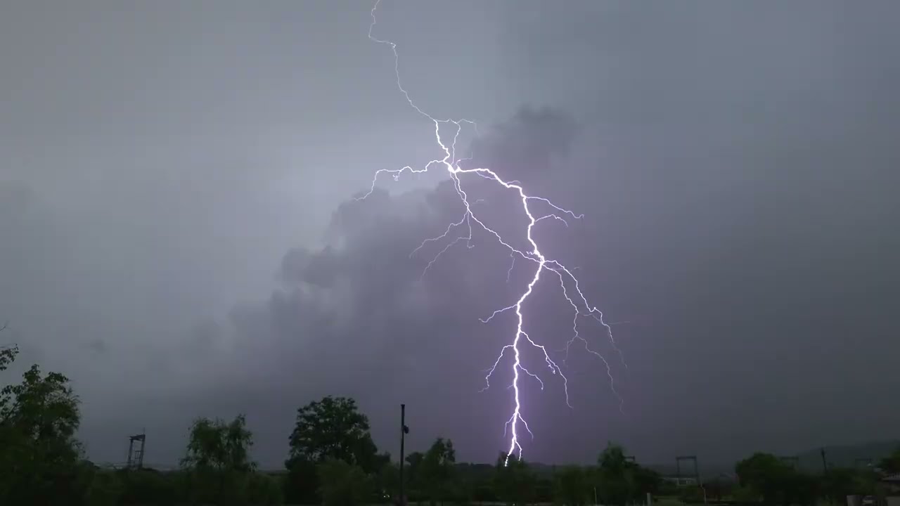 雷雨ページ maxresdefault.jpg?sqp=-