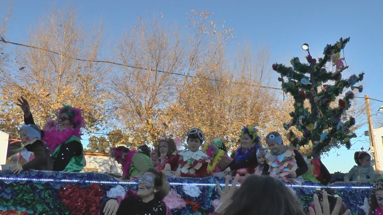 Los Reyes Magos llegaron a Fuentes de Andalucía y la recorrieron en su tradicional cabalgata