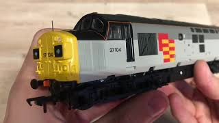 Opening the railfreight general sector class 37 with DCC sound by Bachmann part 1