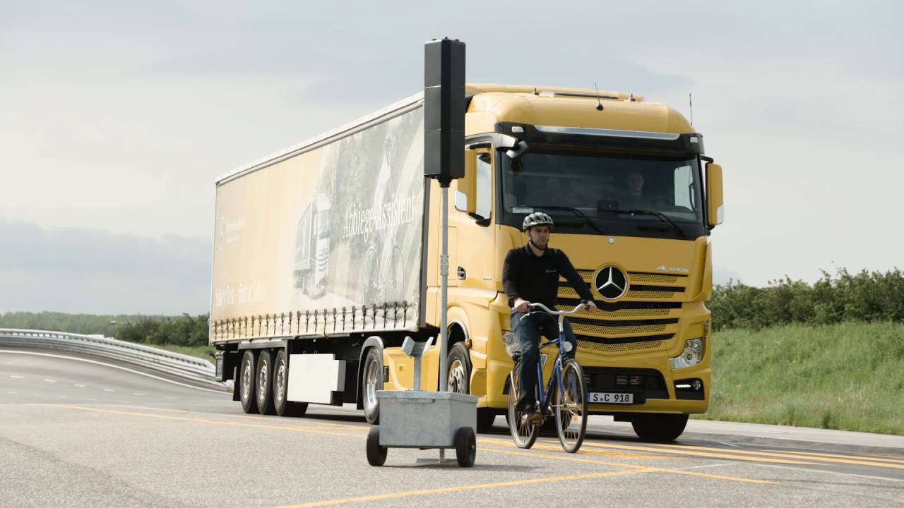 abbiegeassistent radfahrer in schleppkurve