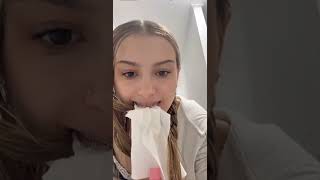 Loirinha Linda Arrumando O Cabelo