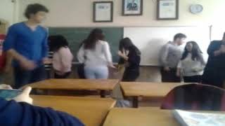 Li̇seli̇ Ergenler Hunharca Dans Edi̇yor Harlem Shake İçeri̇r