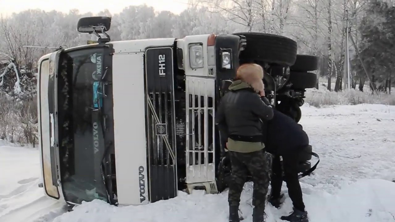 Фура улетела в кювет с грузом и перевернулась. Грузовой Эвакуатор ...