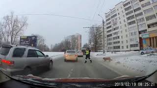Челябинский инспектор ДПС перевел через дорогу собаку