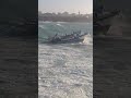 مركب يصارع الأمواج بمدخل ميناء العرائش