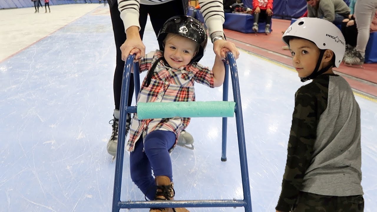 ⛸️ FAMILY ICE SKATING | WE HAD SO MUCH FUN! 😂