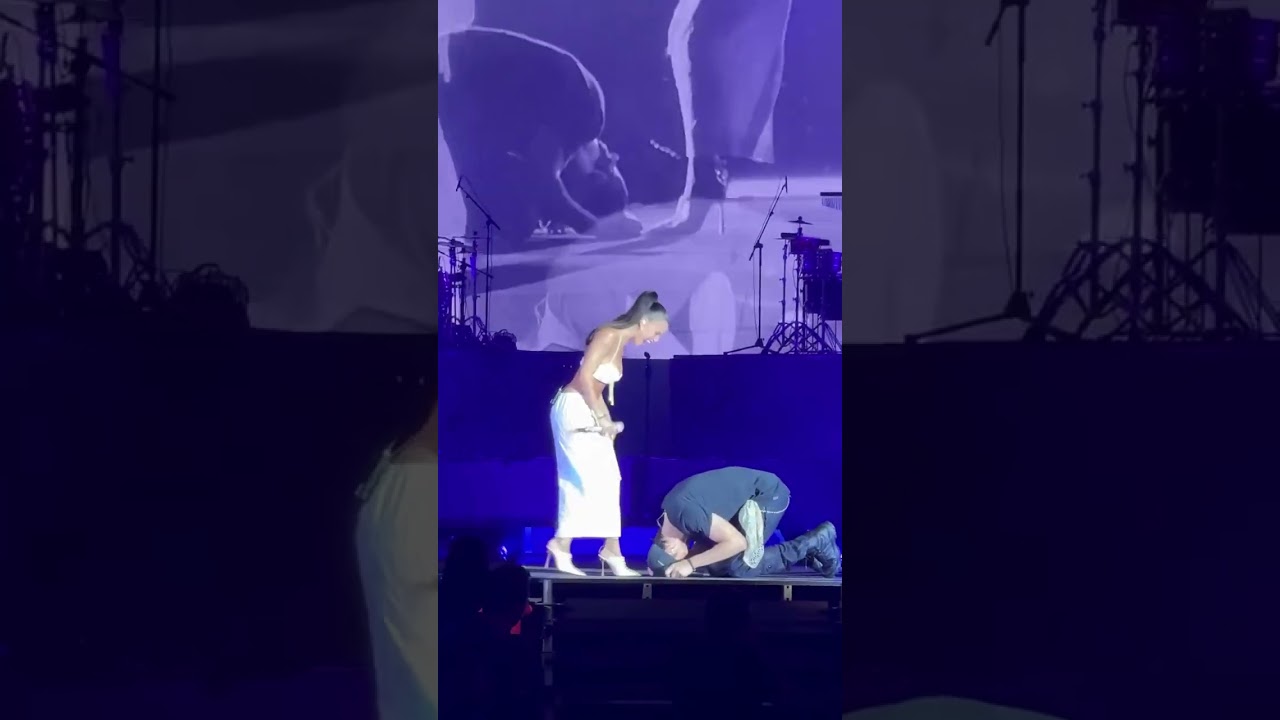 Emilia junto a Enrique Iglesias cantando "Héroe" en Gran Canaria 