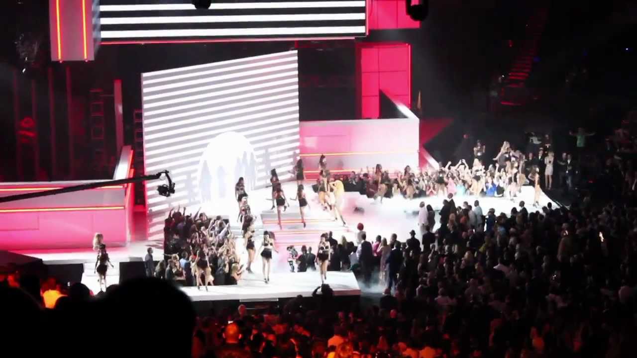 BEYONCE - WHO RUN THE WORLD? (GIRLS) - FULL STAGE VIEW - ALL THE GIRLS ...