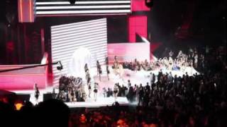 BEYONCE - WHO RUN THE WORLD? (GIRLS) - FULL STAGE VIEW - ALL THE GIRLS!!! @ BILLBOARD AWARDS 2011