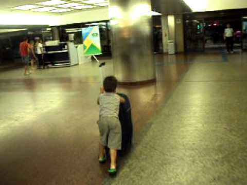 David macedo passeando de mala no aeroporto de gua...