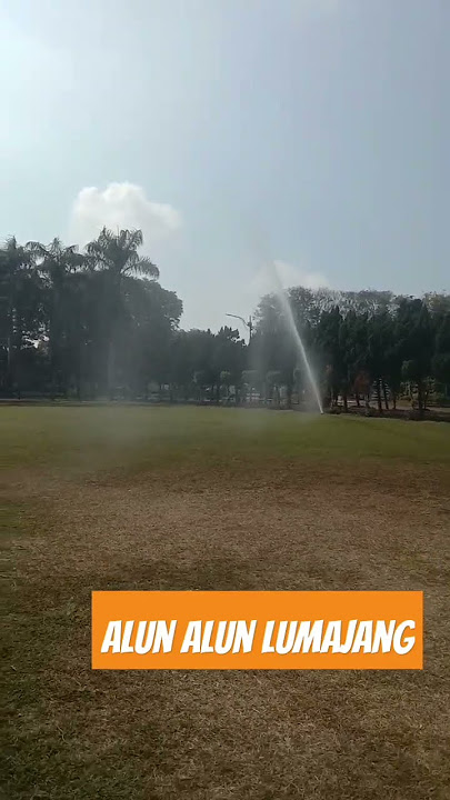 cara semprot air ke rumput di alun alun lumajang