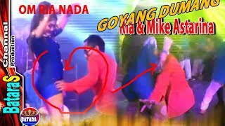 Download lagu Adegan HOT Goyang Dumang Mike Ria Astarina Ria Nada 2017 Adegan HOT Goyang Dumang Mike Ria Astarina Ria Nada 2017