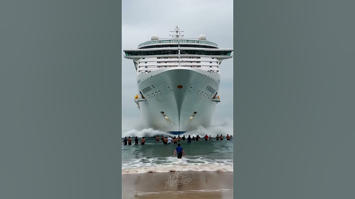 Massive cruise ship making an epic beach approach 😲🌊🚢