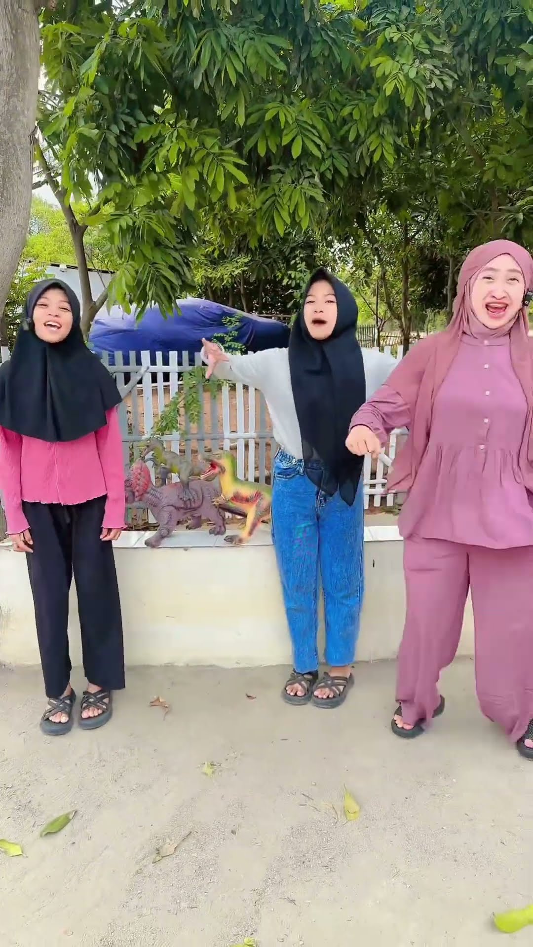 TANGANNYA KECIL BADANNYA BESAR APA HAYO ?