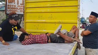 Download Lagu KABUR DARI RUMAH DITEMUKAN DIATAS TRUK DI PINGGIR JALAN..? KONDISI LAPAR HAUS KAGET SAAT DITOLONG MP3 Download Lagu KABUR DARI RUMAH DITEMUKAN DIATAS TRUK DI PINGGIR JALAN..? KONDISI LAPAR HAUS KAGET SAAT DITOLONG MP3