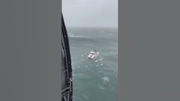 Ombak Raksasa Membalikkan Perahu di Tengah Upaya Penyelamatan di Lepas Pantai Oregon